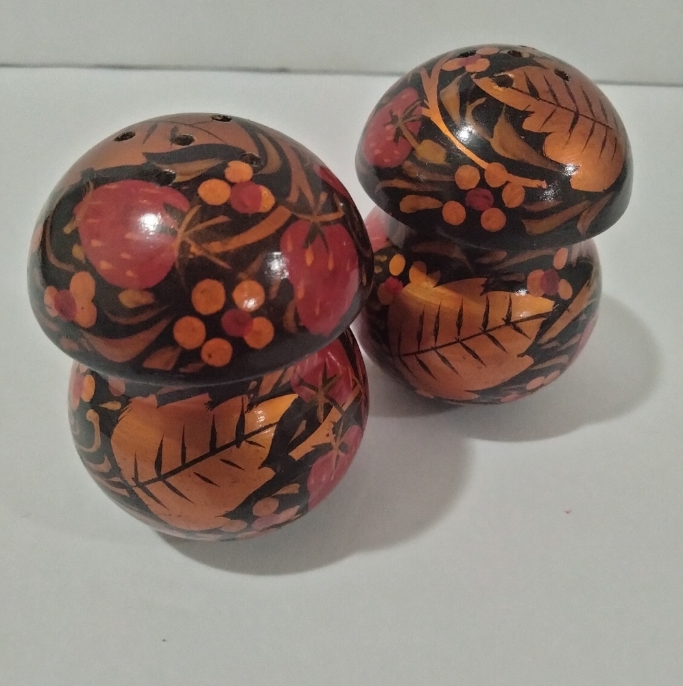 Vintage Russian sal & paper shakers